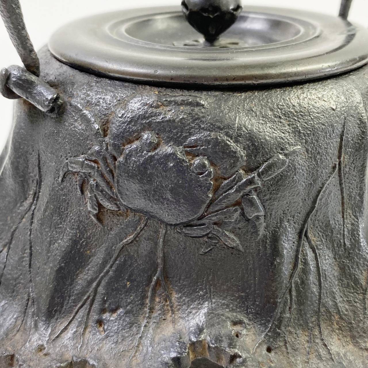 晴寿堂 大国寿朗 蟹浮彫鉄瓶 | 新栄堂