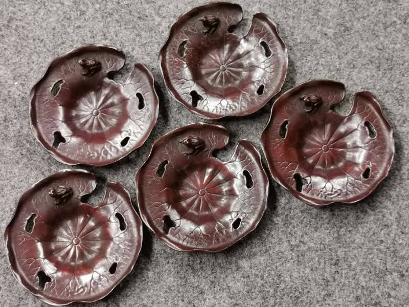 本間琢斎造 蓮に蛙 斑紫銅 茶托 | 新栄堂