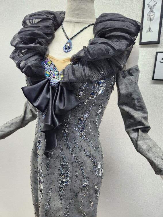 試着・レンタル・購入】エリザベスカラーが印象的な、グレーのラテン