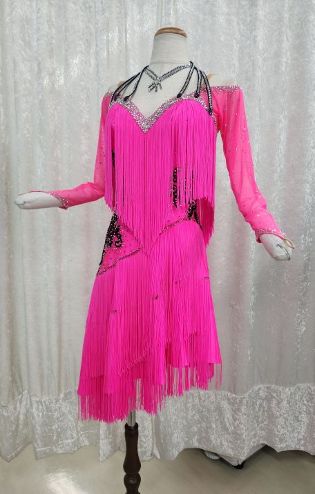 試着・レンタル・購入】フリンジで動きが抜群なショッキングピンクの