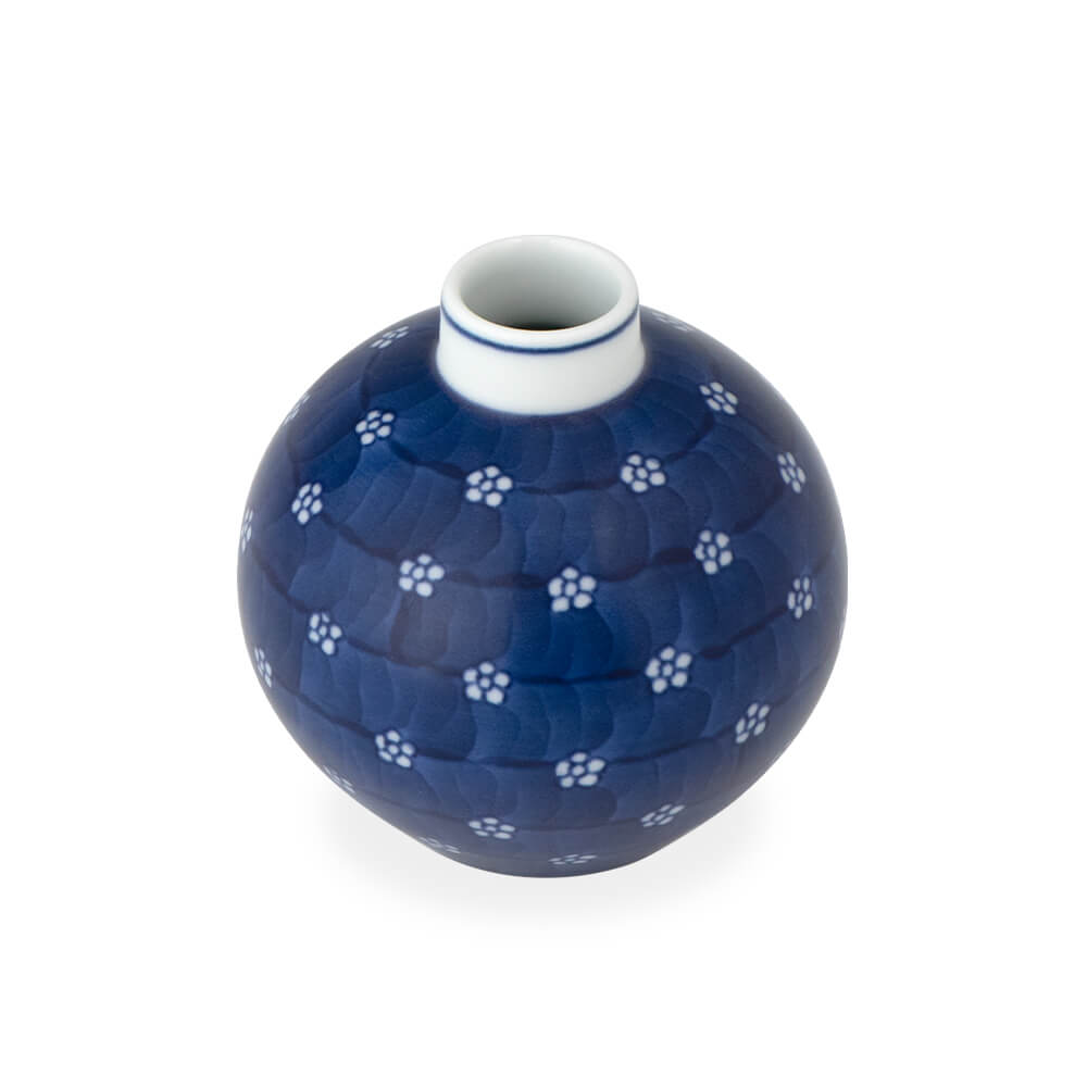 染付梅地紋 小花瓶 ｜ 有田焼の源右衛門窯公式オンラインショップ