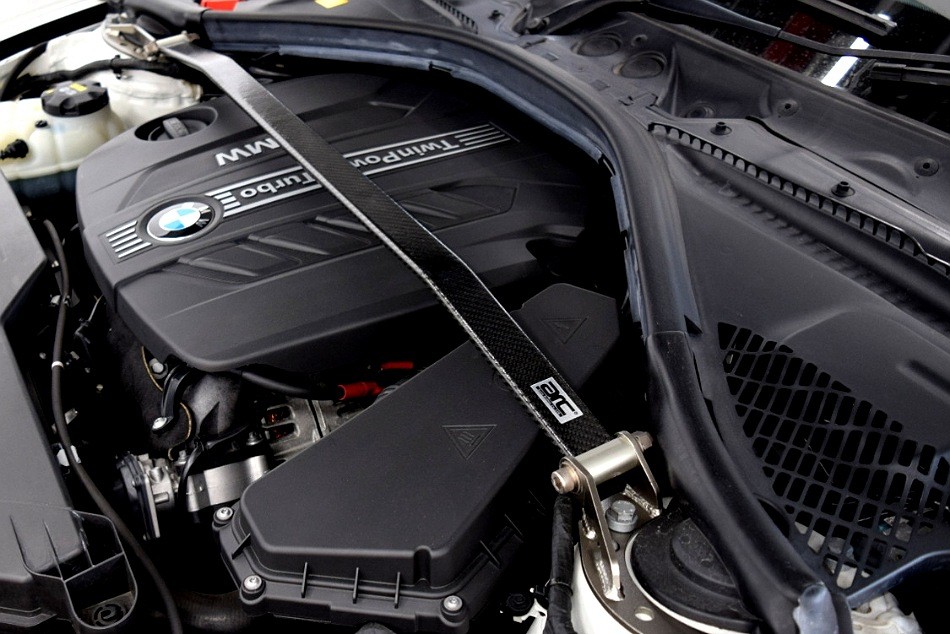 体感度抜群☆BMW F30 320iへarcパワーブレースをお取付しました