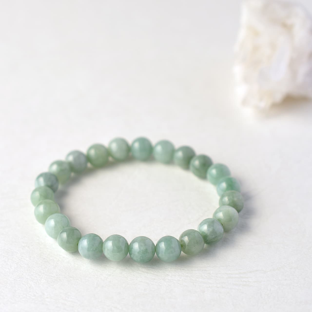 本翡翠(ジェダイト)(4Aランク) - 8mm玉、サイズ15cm | 天然石