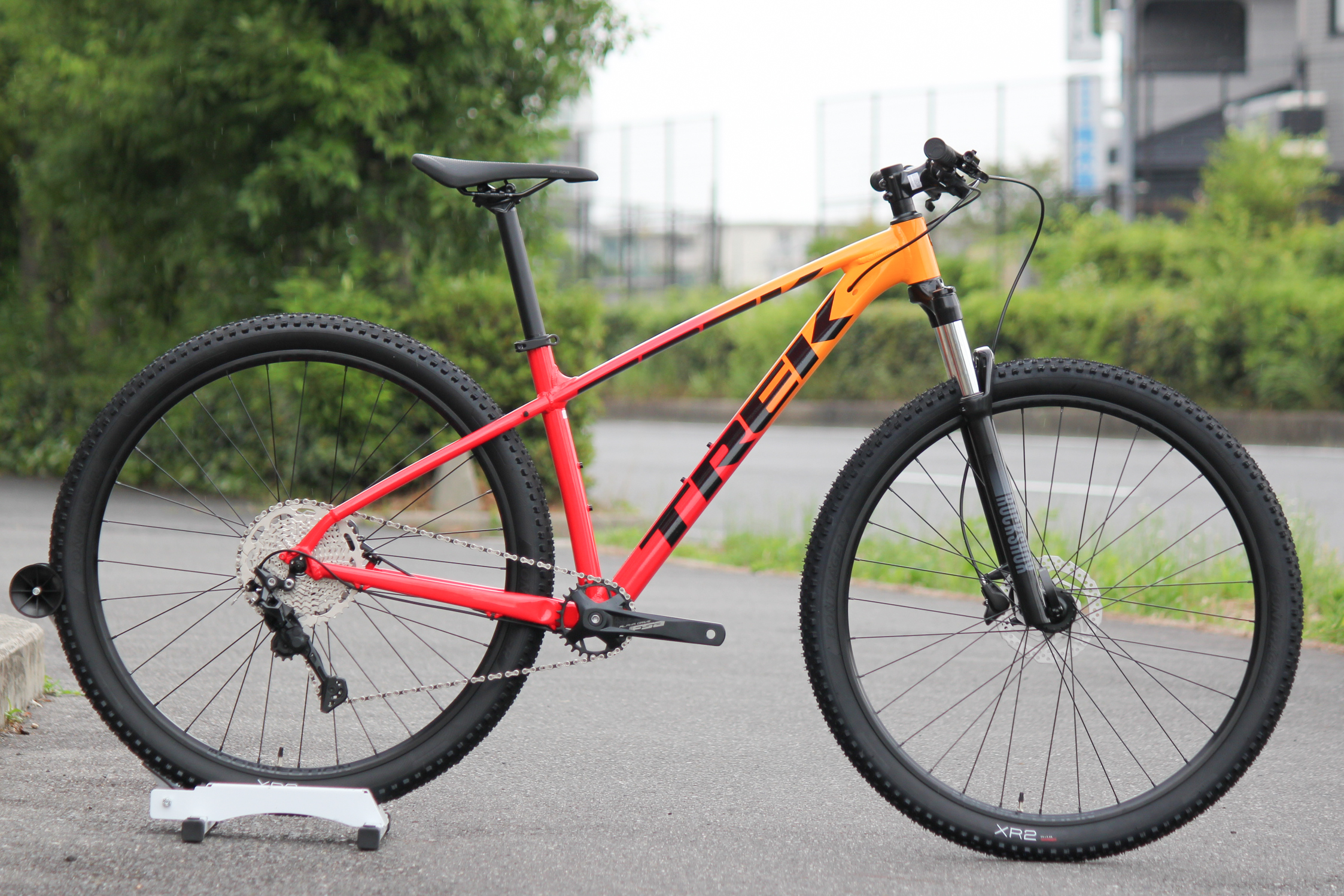 1台のみ緊急入荷！！】TREK Marlin7 Marigold to Radioactive Red Fade
