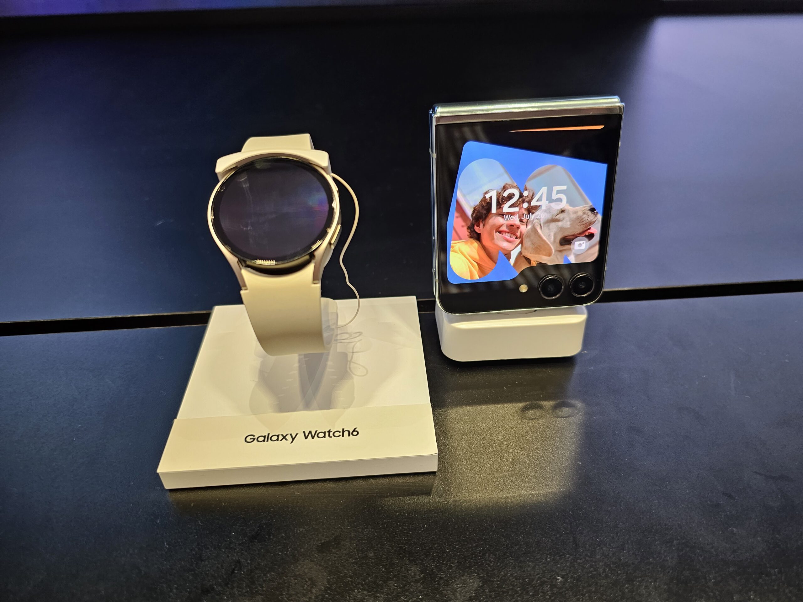 9/1発売】Galaxy Z Flip5を触って感じた、片手で開ける「ガラケー」の