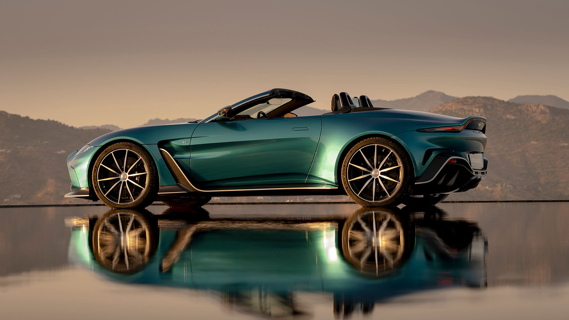 2022 Aston Martin V12 Vantage Roadster