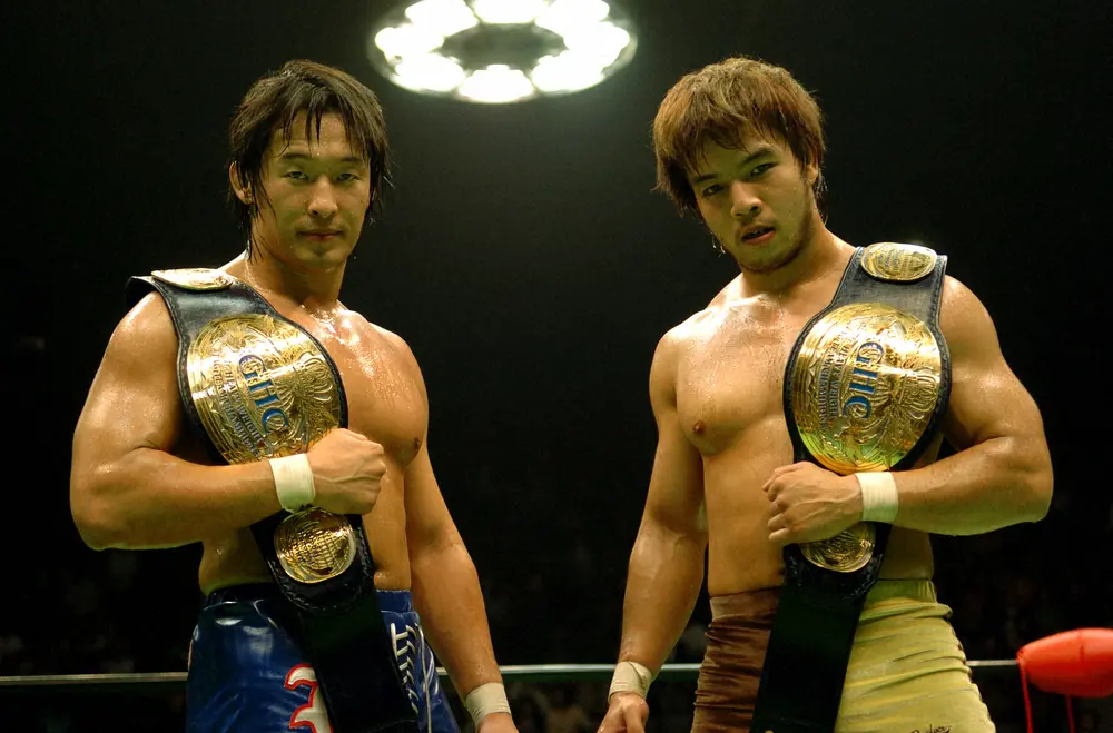 04年10月にGHCジュニアタッグを防衛した丸藤正道（左）とKENTA（右