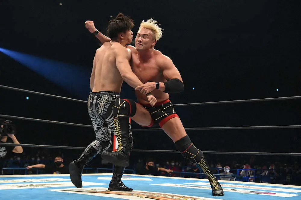 清宮にレインメーカーを炸裂させるオカダ・カズチカ（新日本プロレス