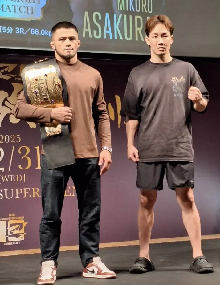 タイトルマッチの調印を済ませた王者シェイドゥラエフ（左）に挑む朝倉