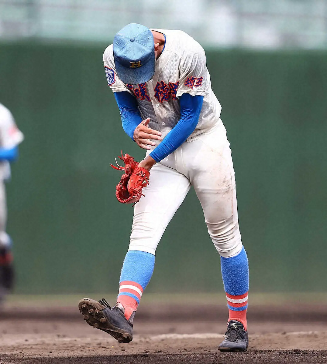 西武台・花咲徳栄＞試合を締め、グラブを叩いて喜ぶ花咲徳栄・岡山