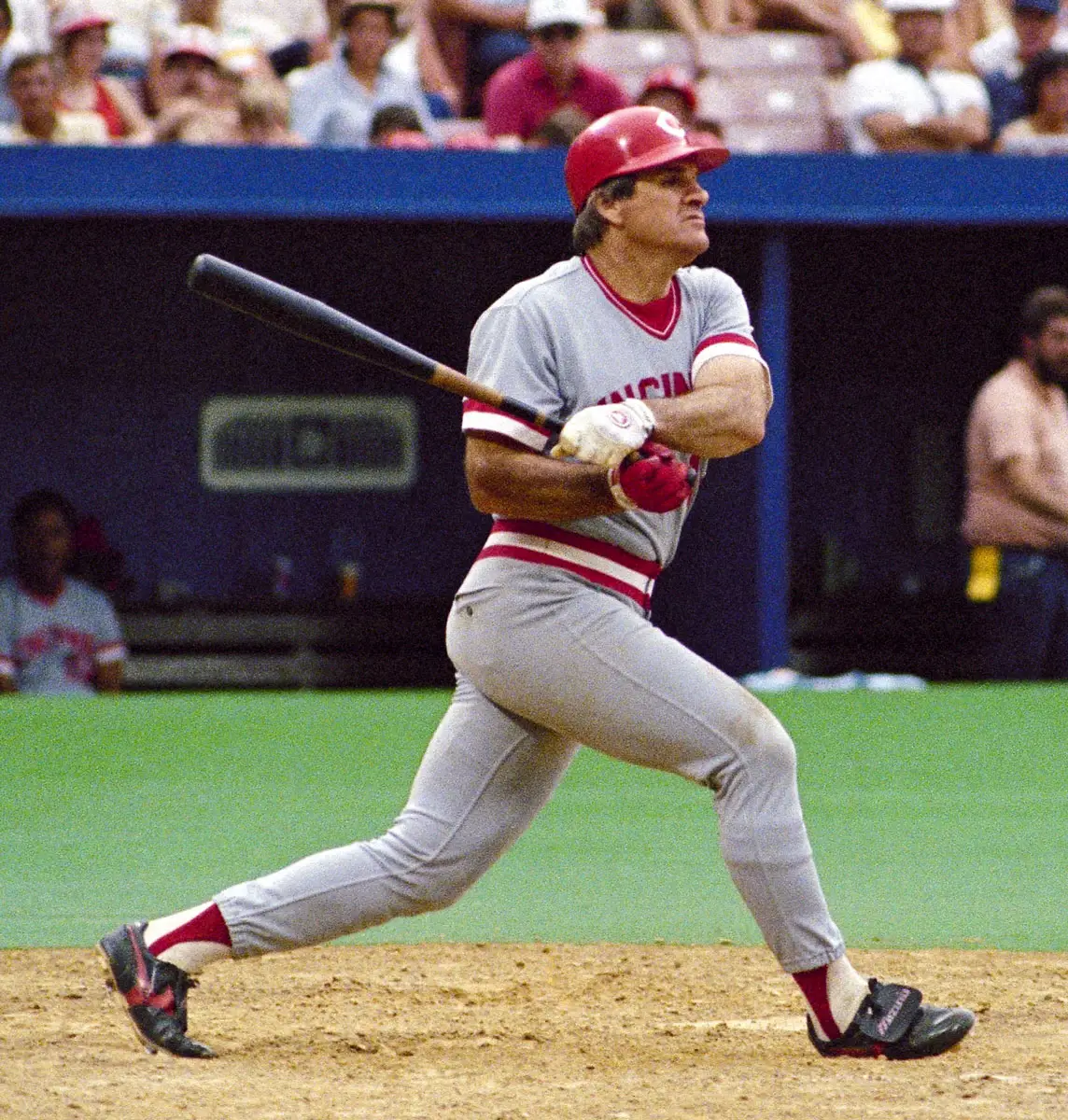 日米野球第1戦 巨人・レッズ＞本塁打を放った巨人・王貞治、右は