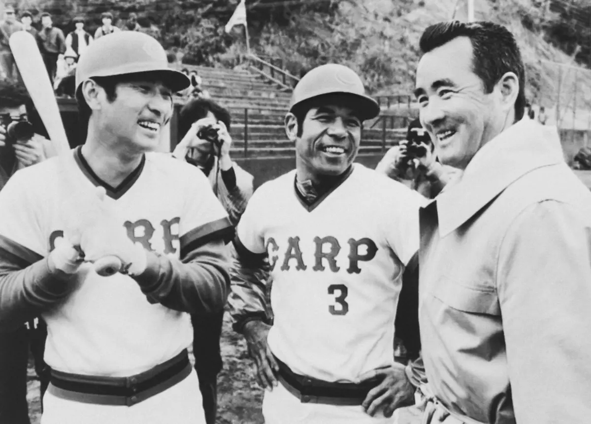 1983年の広島のキャンプを訪れた長嶋茂雄氏（右）。左は山本浩二氏、中