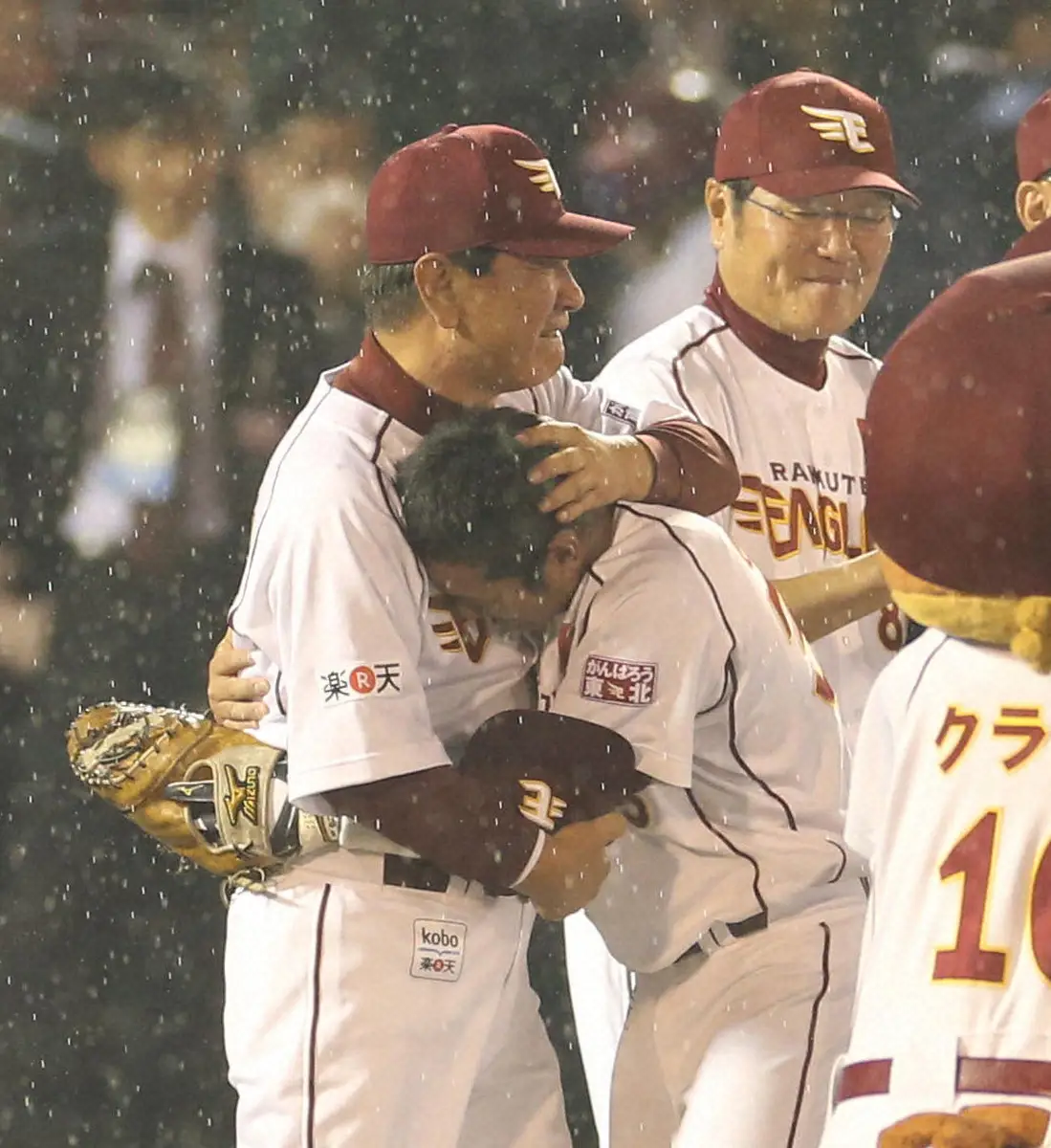 13年、初の日本一を決め、楽天の星野仙一監督（左）と抱き合って喜ぶ銀