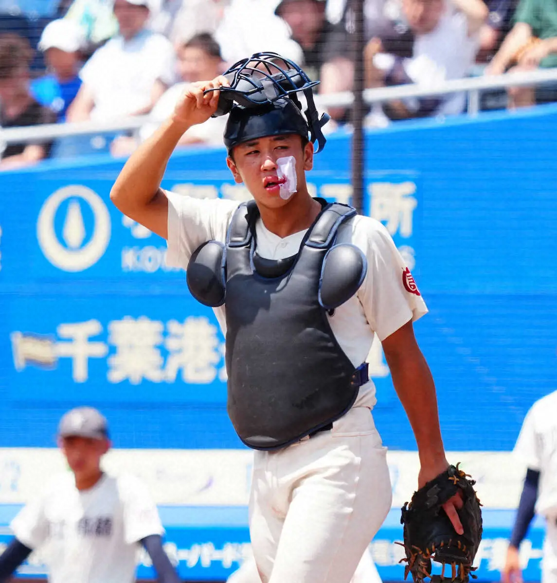 市立船橋・八千代松蔭＞顔面死球を受けた花嶋は治療後に7回の守備に