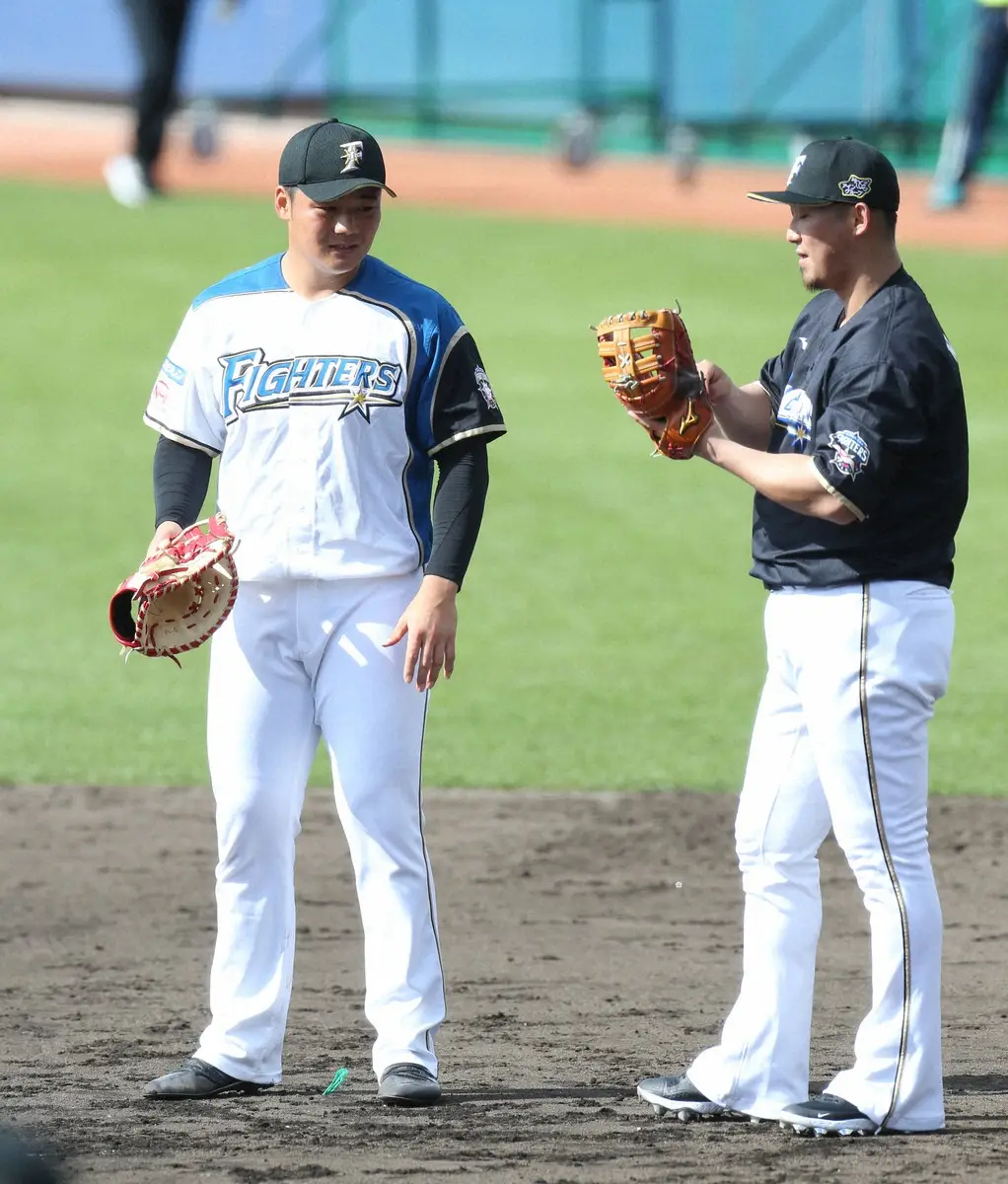 21年、日本ハム・清宮（左）のファーストミットを手にする中田（当時