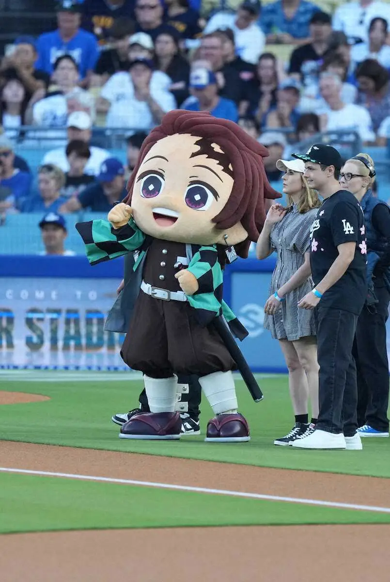 ドジャースタジアムに炭治郎！「鬼滅の刃」とコラボで特製キャップ配布