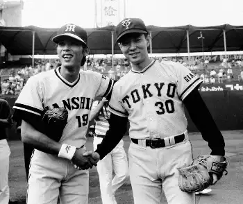 1908年、勝利した巨人・江川卓（右）を握手で迎える長嶋茂雄監督