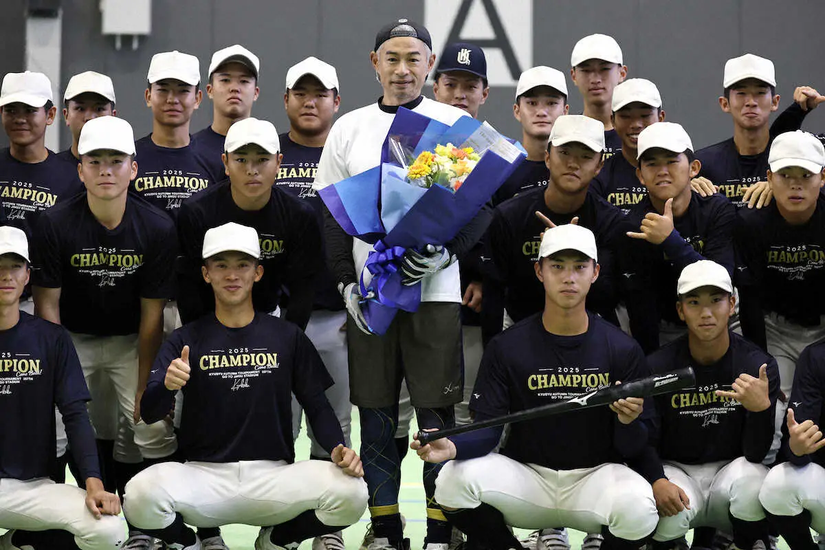 九州国際大付属高校の野球部員の筋肉トレーニングを指導するイチロー