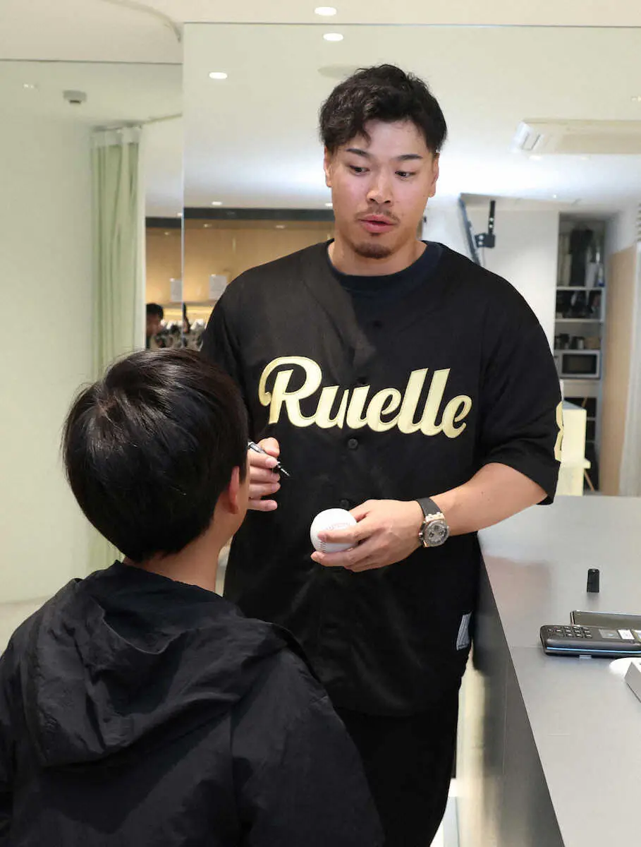 限定コラボベースボールシャツを着用しRUELLEで半日店長を務めた阪神の