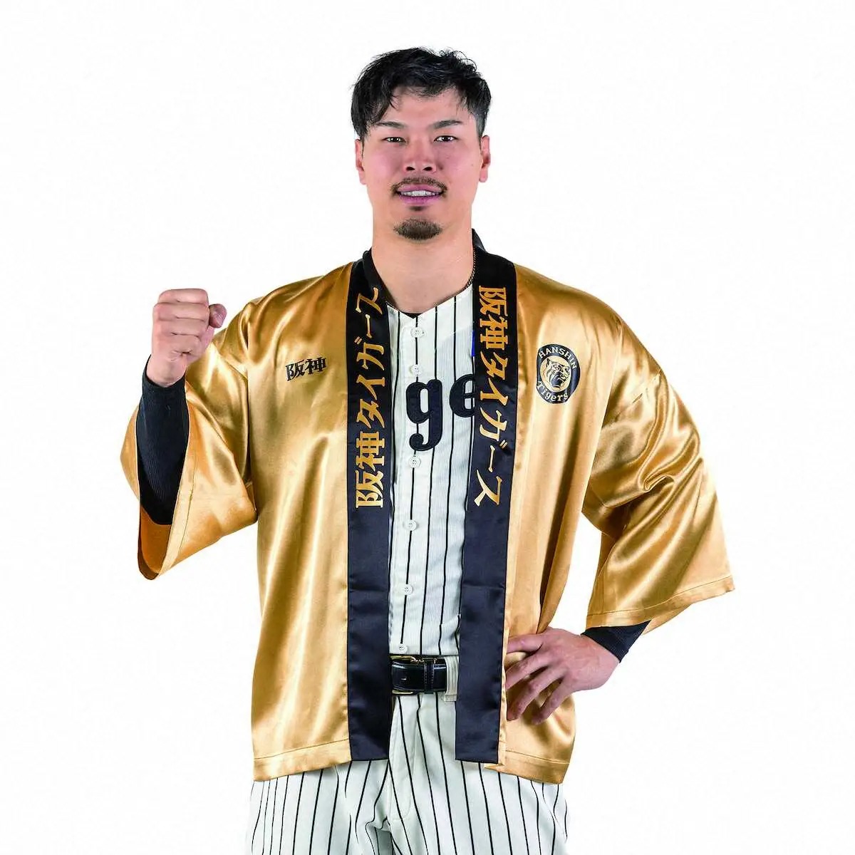 阪神 佐藤輝明モデルのゴールドハッピにスローガン「熱覇」グッズなど