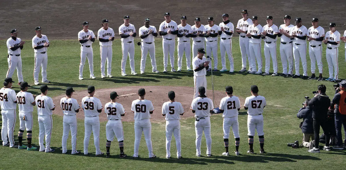 巨人・宮崎キャンプ＞大勢を中心にキャンプ終了の手締めを行う巨人