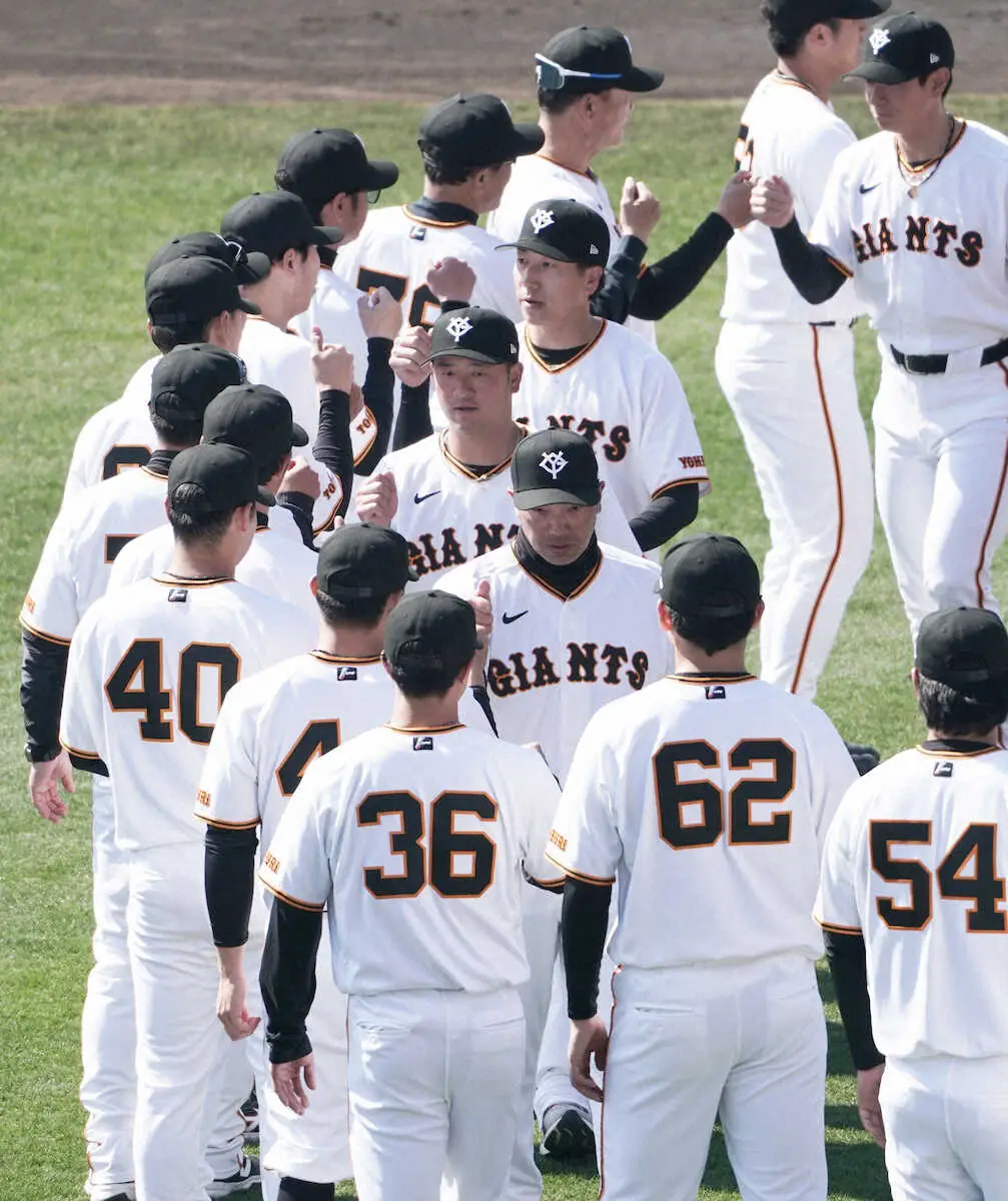 巨人・宮崎キャンプ＞手締めを終えグータッチする阿部監督（中央