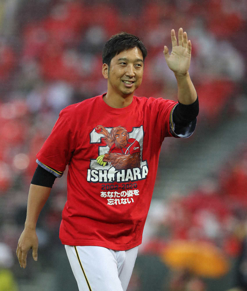 阪神・藤川 最後のマツダスタジアムで「石原慶引退記念Tシャツ」着用し