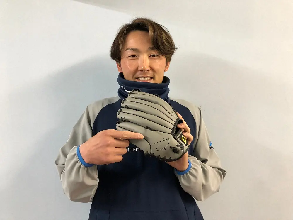 サイン入りキッズグローブを手に笑顔の西武・源田 - スポニチ Sponichi