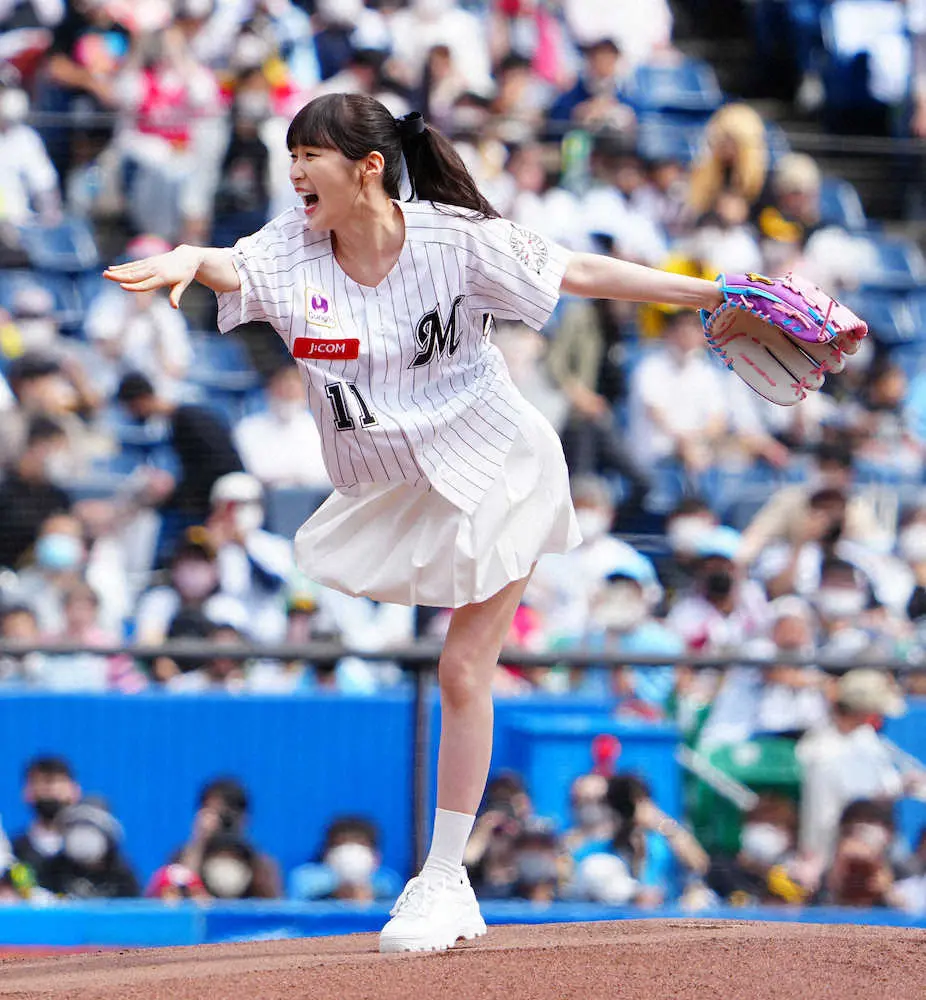 高山一実「ごめんなさ～い」 初の始球式は思わぬ大暴投に「才能がない