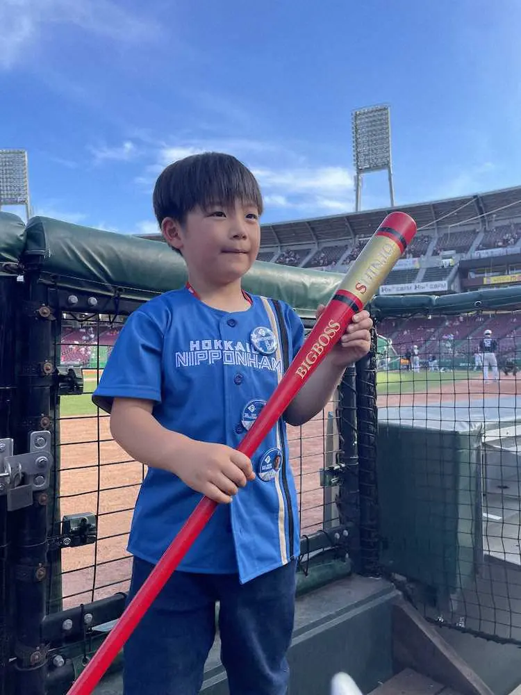 日本ハム・新庄監督が敵地でも神対応 6歳ファンに「これあげるよ