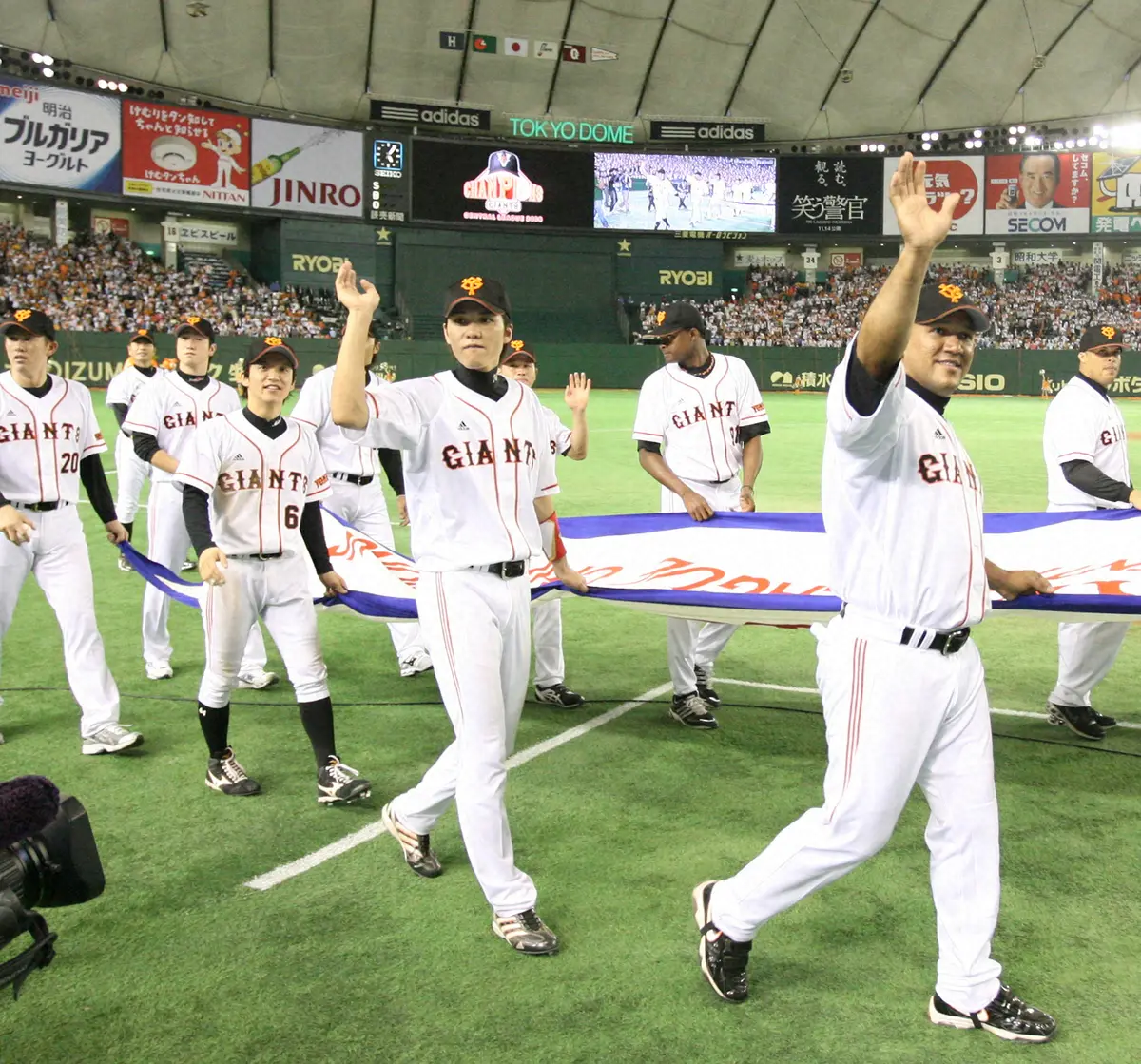 09年、リーグ優勝を飾った巨人時代のラミレス（右）と坂本（中央