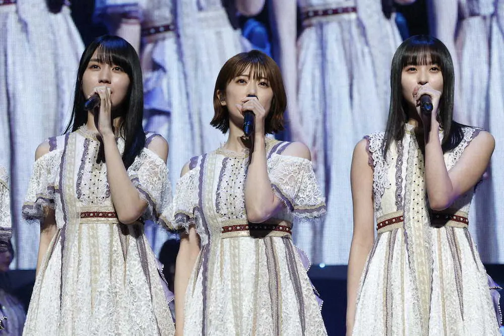 卒業セレモニーを行った乃木坂46の樋口日奈（中央） - スポニチ