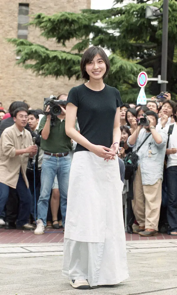 早大に初登校し笑顔の広末涼子。周囲には多くの学生が…（1999年