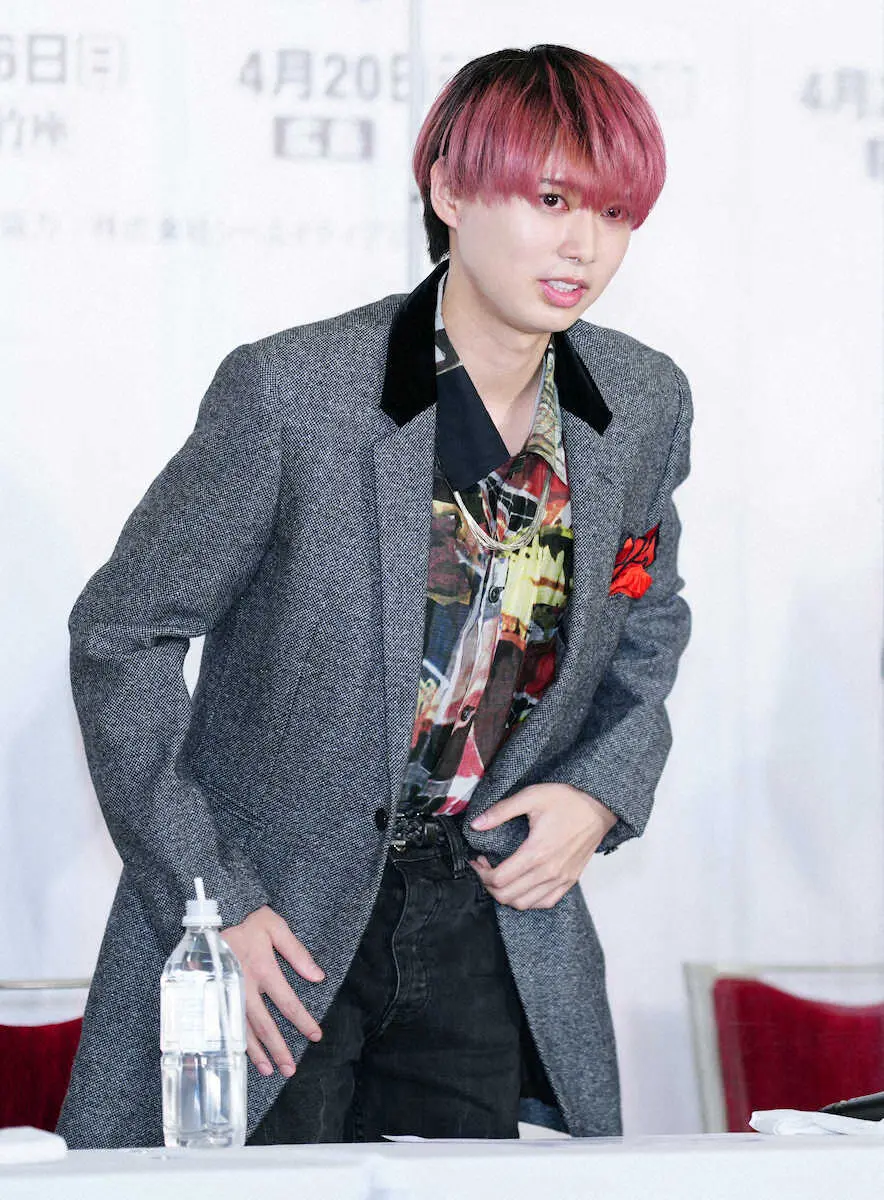 質疑応答を終え、席を立つHiHi Jetsの井上瑞稀（撮影・木村 揚輔