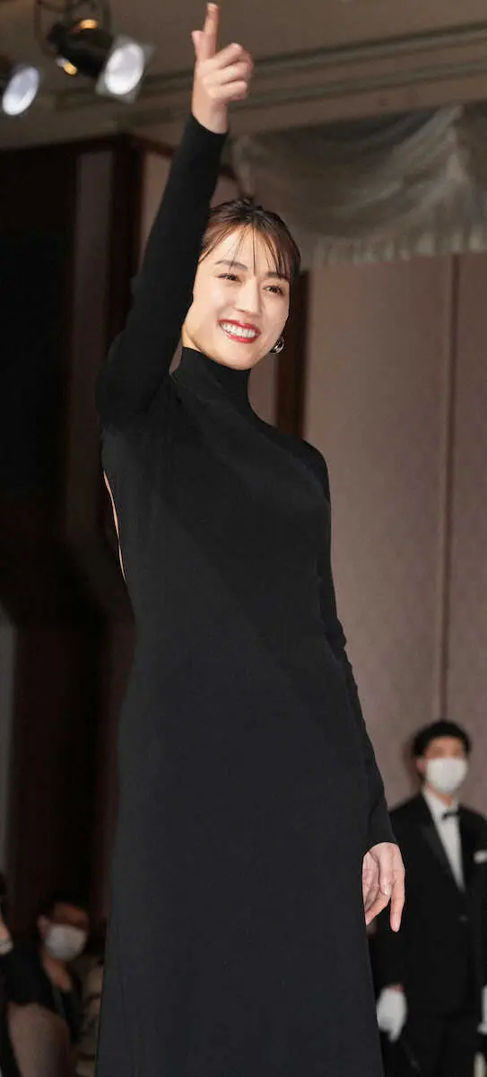 ランウェイでポーズをとる綾瀬はるか（撮影・郡司 修） - スポニチ