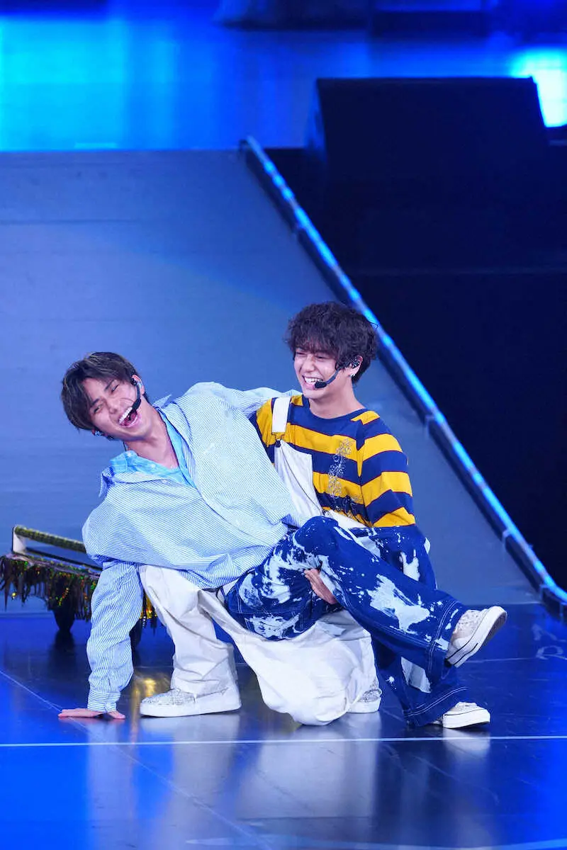 King＆Princeとうちあわせ」＞罰ゲームで永瀬廉（左）をお姫様だっこ