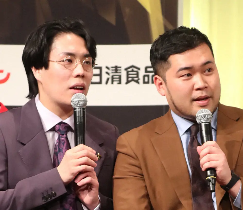 令和ロマンの高比良くるま（左）と松井ケムリ - スポニチ Sponichi