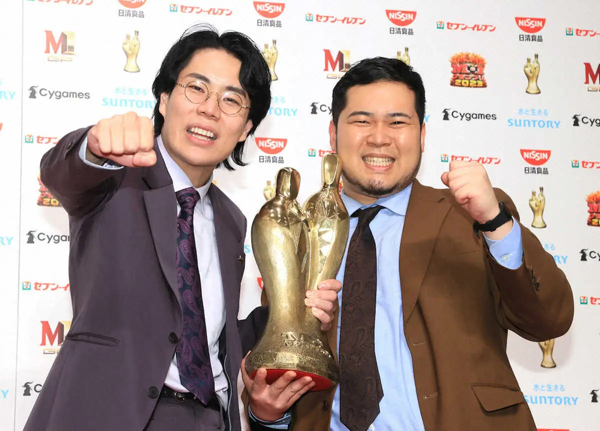 令和ロマンの高比良くるま（左）と松井ケムリ - スポニチ Sponichi