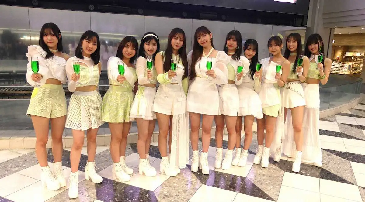 新曲発売記念イベントに登場した「Juice＝Juice」の（左から）松永里愛