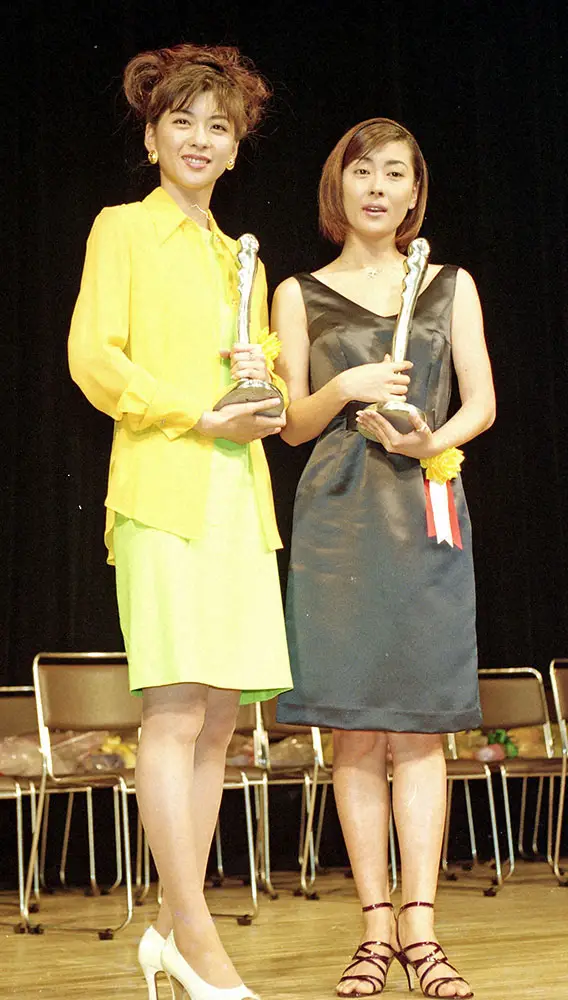 1996年の中山美穂（右）と忍姉妹 - スポニチ Sponichi Annex 芸能