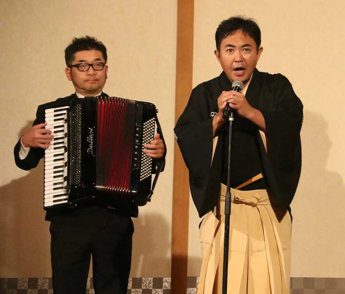 昭和の爆笑王 初代林家三平生誕100年祭＞アーコーディオンを背に