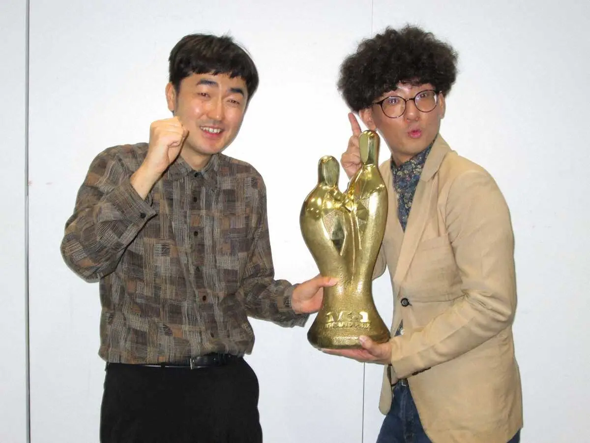 M-1グランプリ」第21代王者に輝いた「たくろう」の赤木裕（左）と
