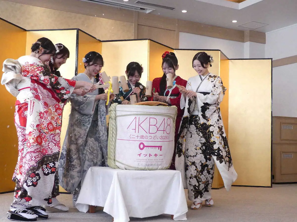 初めての鏡開きに驚くAKB48の（左から）花田藍衣、久保姫菜乃、秋山