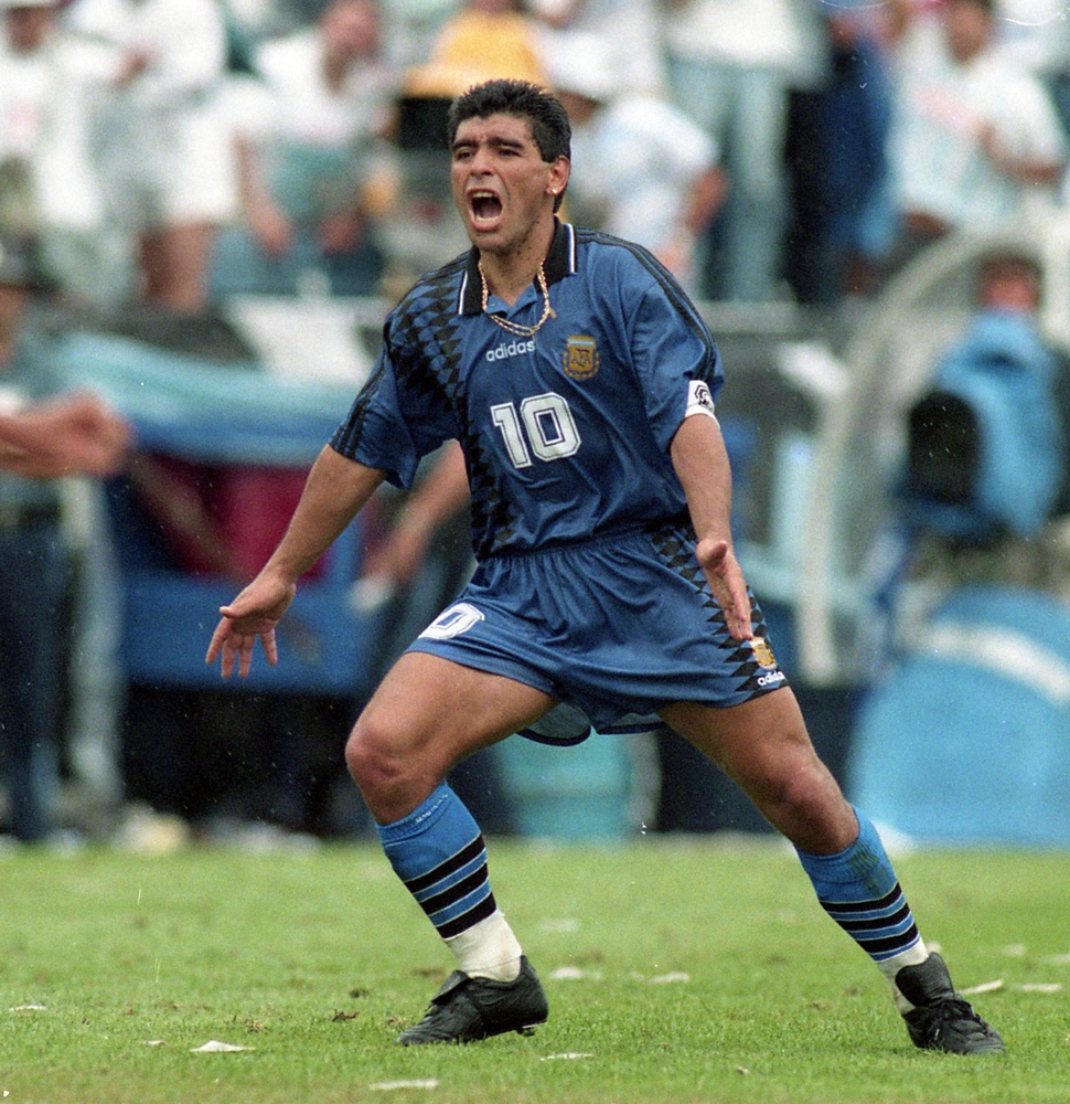 マラドーナ伝説は永遠に…サッカーボールのような光と陰に彩られた60年