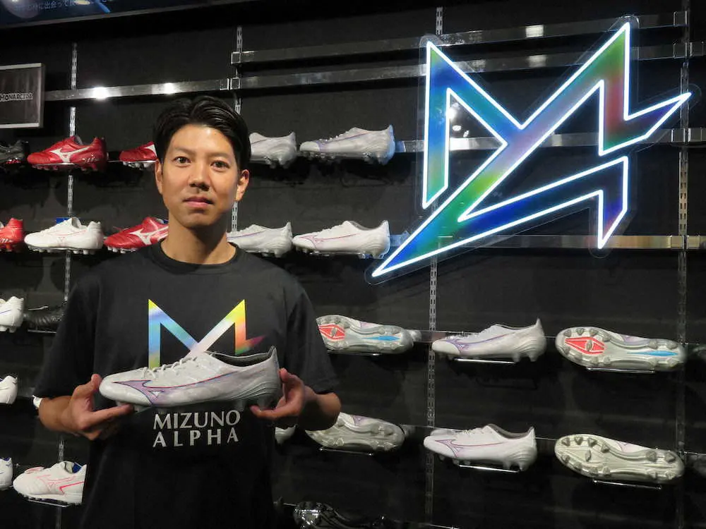ミズノがW杯モデルの新作スパイク発表 日本代表DF吉田「このシューズで