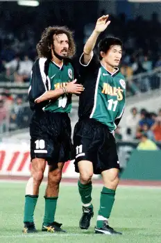 ヴェルディ時代のラモス瑠偉（左）と三浦知良 - スポニチ Sponichi