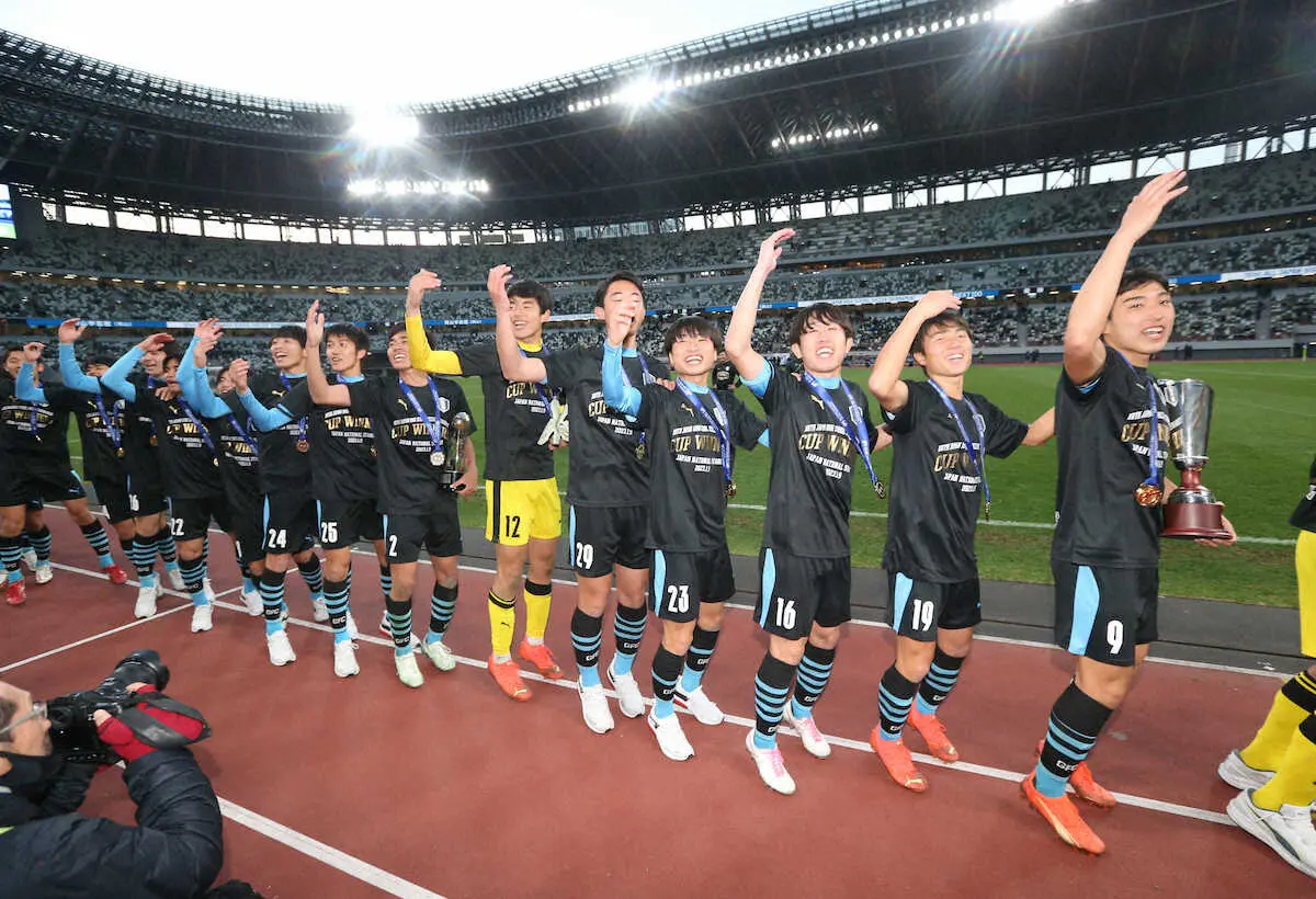 高校サッカー決勝 岡山学芸館・東山＞優勝を喜ぶ今井（右）ら岡山学芸