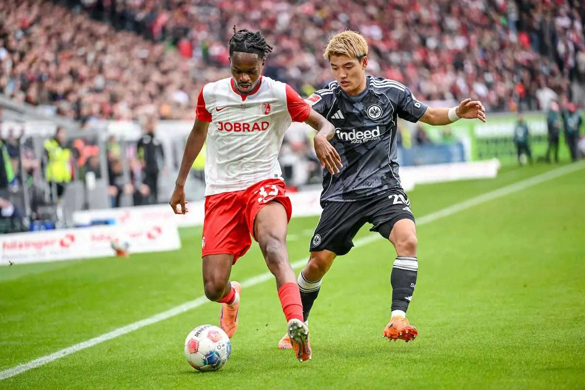 フランクフルト堂安 古巣戦は2ー2ドロー 相手サポから拍手で歓迎＆鈴木