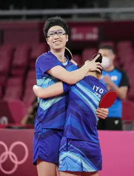 混合ダブルス準々決勝 接戦を制し、伊藤美誠（右）と抱き合って喜ぶ