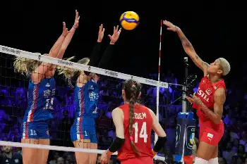 脅威の攻撃力を持つ女子バレートルコ代表のバルガス（右端）（AP